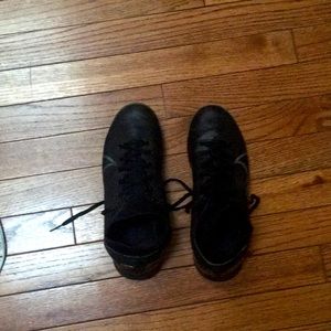 This a Nike indoors soccer cleats for 10 year old boys